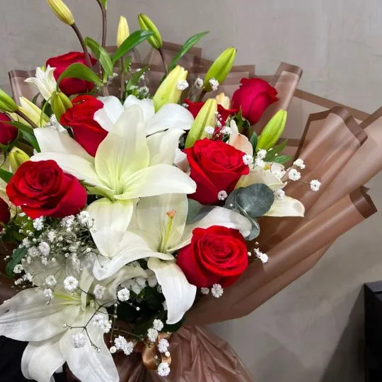 Ramo de flores rosas importadas y lilium lirio blanco